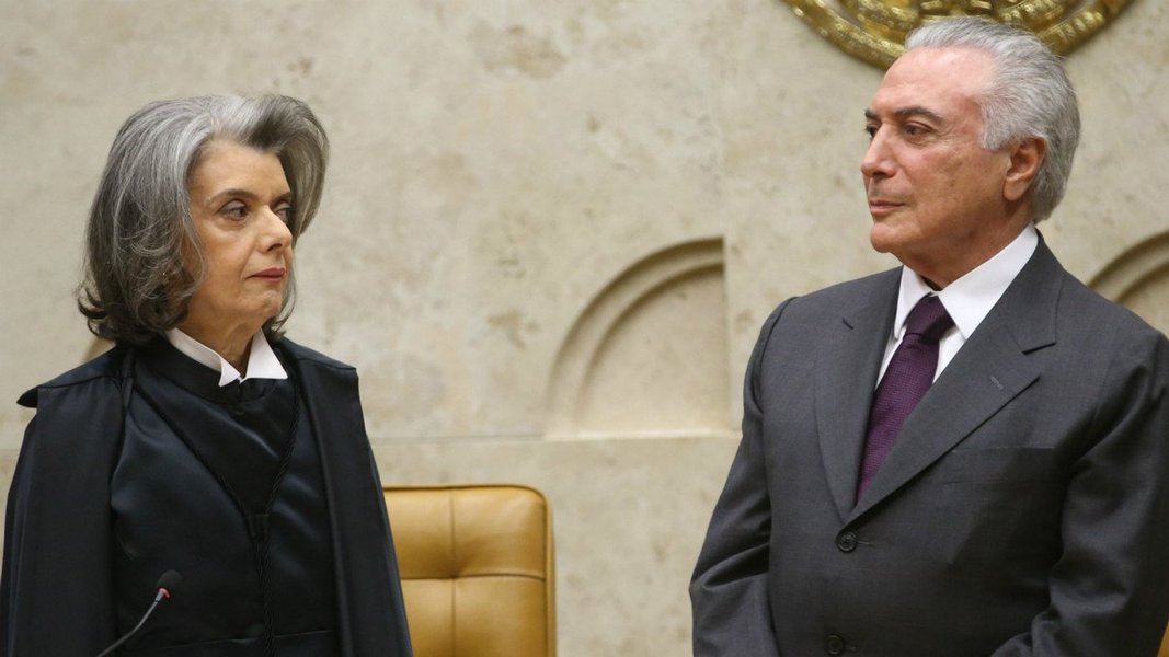 A presidente do Supremo Tribunal Federal, Cármen Lúcia, decidiu dar o bolo no presidente Michel Temer, que a havia chamado uma reunião para as 11h desta quarta-feira, destinada a encerrar a crise institucional aberta desde que a Polícia Federal, com autorização do juiz Vallisney Oliveira, de Brasília, fez uma batida no Senado e prendeu quatro policiais legislativos; o presidente do Congresso, Renan Calheiros (PMDB-AL), criticou a decisão que disse ter sido tomada por um "juizeco" e recebeu apoio do Palácio do Planalto, mas Cármen Lúcia se recusou a participar da reunião em que o Poder Judiciário seria enquadrado