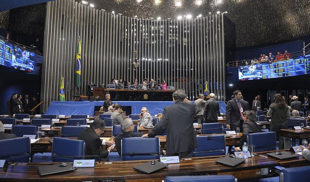 Um calendário acertado entre o presidente do Senado, Renan Calheiros (PMDB-AL), e líderes de bancada da Casa prevê que a última votação da Proposta de Emenda à Constituição (PEC) que estabelece um teto para os gastos públicos ocorrerá no dia 13 de dezembro; a votação do segundo turno na Câmara está prevista para a próxima segunda-feira, mas governistas já admitem que possa ocorrer apenas na terça