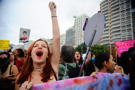 O Senado Federal se prepara para apreciar uma importante modificação na Lei Maria da Penha. O principal foco das divergências é a permissão para que o delegado de polícia conceda medidas protetivas de urgência às mulheres vítimas de violência doméstica e a seus dependentes