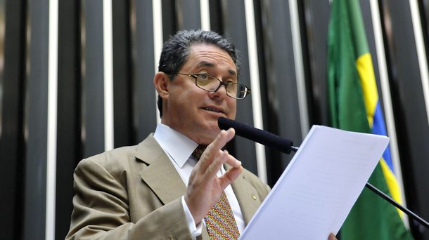 Ex-vereador da cidade de Americana (SP) Alexandre Romano (PT) confessou ter repassado R$ 1 milhão do Consórcio Nova Cenpes para o ex-tesoureiro do PT Paulo Ferreira por meio de contratos simulados; as contas de uma escola de samba e de um blog, por exemplo, foram usadas para fazer os repasses, informaram investigadores da Operação Lava Jato em coletiva de imprensa; grupo de empresas construiu o Centro de Pesquisas e Desenvolvimento Leopoldo Américo Miguez de Mello (Cenpes), da Petrobras, no Rio; 31ª fase, chamada "Abismo", foi deflagrada hoje