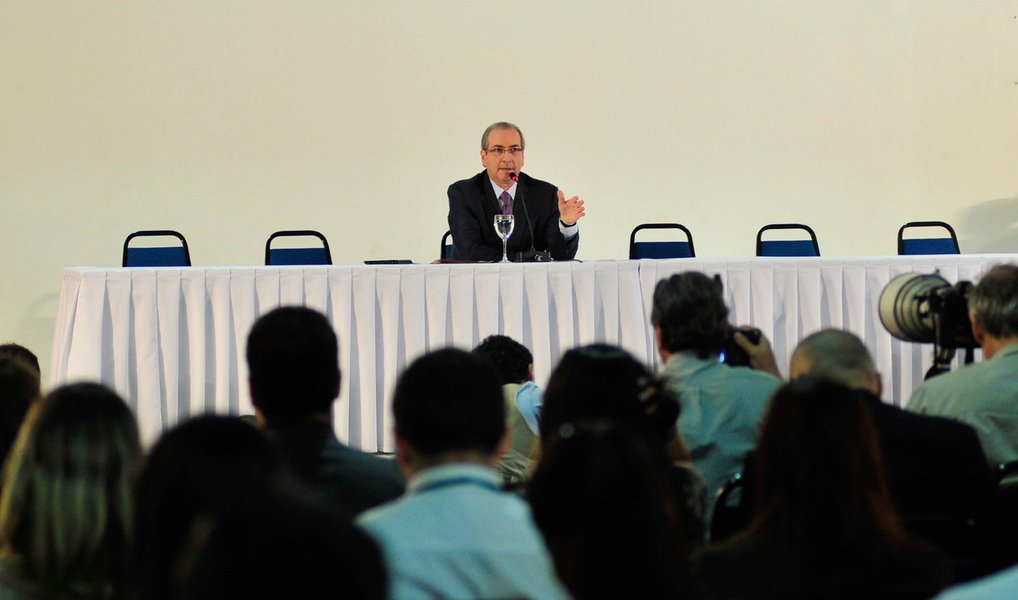 Jornalista Fernando Brito, editor do Tijolaço, aponta que a entrevista coletiva do deputado afastado Eduardo Cunha (PMDB-RJ) só serviu para exibir a sua "crescente solidão"; "Cunha se agarra aos recursos apresentados à Câmara e ao Supremo que, hipoteticamente, lhe permitiriam anular a votação da Comissão de Ética. Nem uma nem outro vão acatá-los, já está claro", diz Brito; "Cunha age no limite entre a frieza e a loucura"