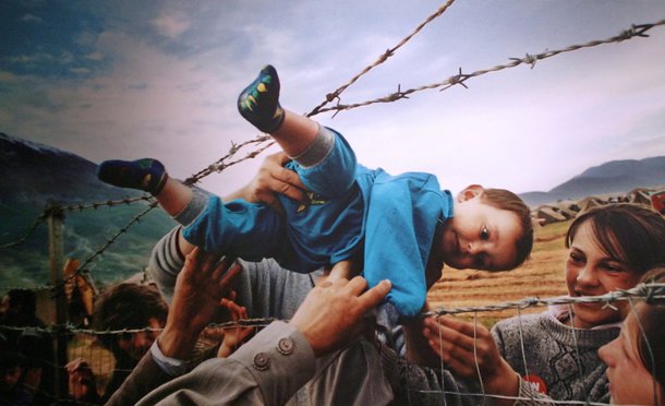 O relatório Tendências Globais, da Acnur, informa que, dos 65,3 milhões de refugiados existentes em 2015, 3,2 milhões se encontravam em países industrializados aguardando solicitações de refúgio. Cerca de 21,3 milhões de refugiados estavam em outras regiões ao redor do mundo e 40,8 milhões foram forçados a fugir de suas casas, mas continuam dentro das fronteiras de seus próprios países