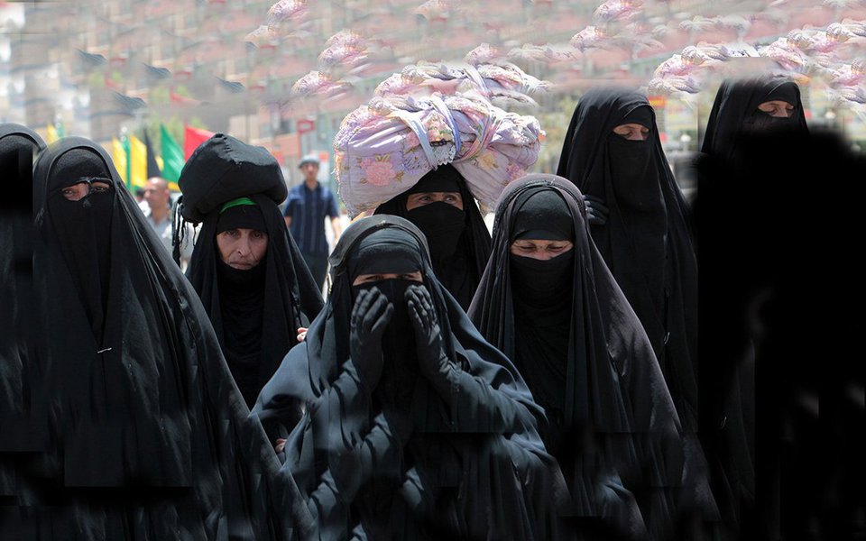 Hoje, em Bagdá, só se veem mulheres vestidas de negro. Mas até ao fim dos anos 70, as iraquianas vestiam roupa leve, colorida e não se tapavam dos pés à cabeça.