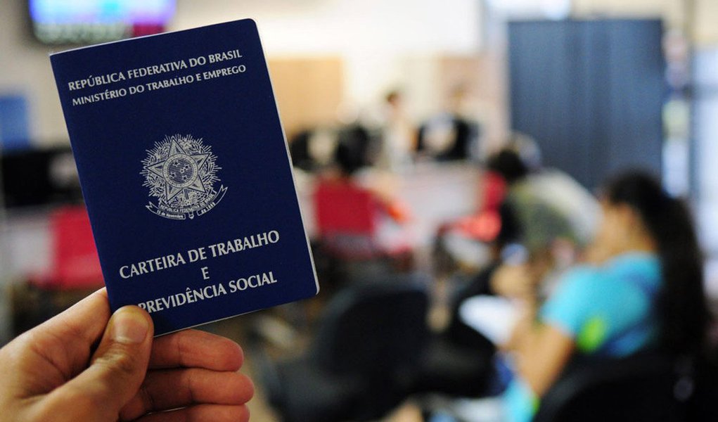 Estimativa da Federação do Comércio de Bens, Serviços e Turismo do Distrito Federal é que 40% dos trabalhadores sejam efetivados; quase 80% dos empresários entrevistados afirmam querer contratar em definitivo; segundo pesquisa da Fecomércio-DF com 400 lojistas de 14 segmentos diferentes, a maioria das contratações deve ocorrer da segunda quinzena de novembro até a primeira de dezembro