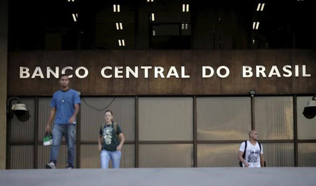 Banco Central indicou satisfação com o progresso nas perspectivas de desinflação da economia brasileira em ata do Comitê de Política Monetária (Copom), mas repetiu que o corte na taxa básica de juros dependerá de fatores que permitam maior confiança no alcance das metas para a inflação, em particular o alvo de 4,5%; "Não há fator que seja determinante por si só para as decisões de política monetária. Em outras palavras, nenhum dos fatores constitui condição necessária ou suficiente para uma flexibilização das condições monetárias", informou o BC