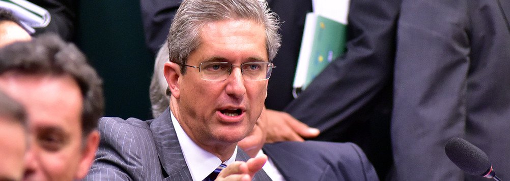 Presidente da comissão do impeachment e cotado para disputar a presidência da Câmara, Rogério Rosso (PSD-DF) nega ser aliado de Eduardo Cunha (PMDB-RJ); "É óbvio que não sou nenhum homem de Eduardo Cunha. Quem me elegeu foi o Distrito Federal. Somos parlamentares do Brasil"; em entrevista, ele não falou em candidatura e defendeu que a Casa escolha um "nome de consenso" para suceder Cunha; recentemente, ele foi citado como envolvido na investigação Caixa de Pandora; o congressista negou as acusações