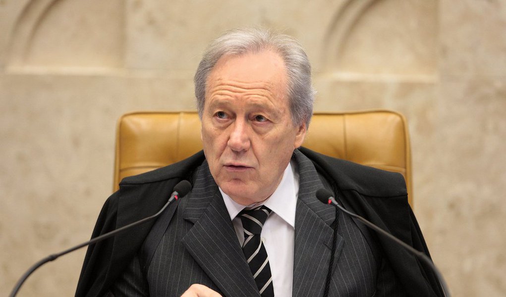 Em artigo, presidente do STF, Ricardo Lewandowski, ressalta o papel do Conselho Nacional de Justiça: “Neste momento conturbado pelo qual passamos, marcado por dificuldades de toda a sorte, não é demais recordar que o Judiciário, coadjuvado pelo CNJ, encontra-se comprometido com o fortalecimento de nosso ainda frágil Estado democrático de Direito, especialmente ao procurar garantir, em cada decisão que profere, a efetivação do princípio constitucional da dignidade da pessoa humana”