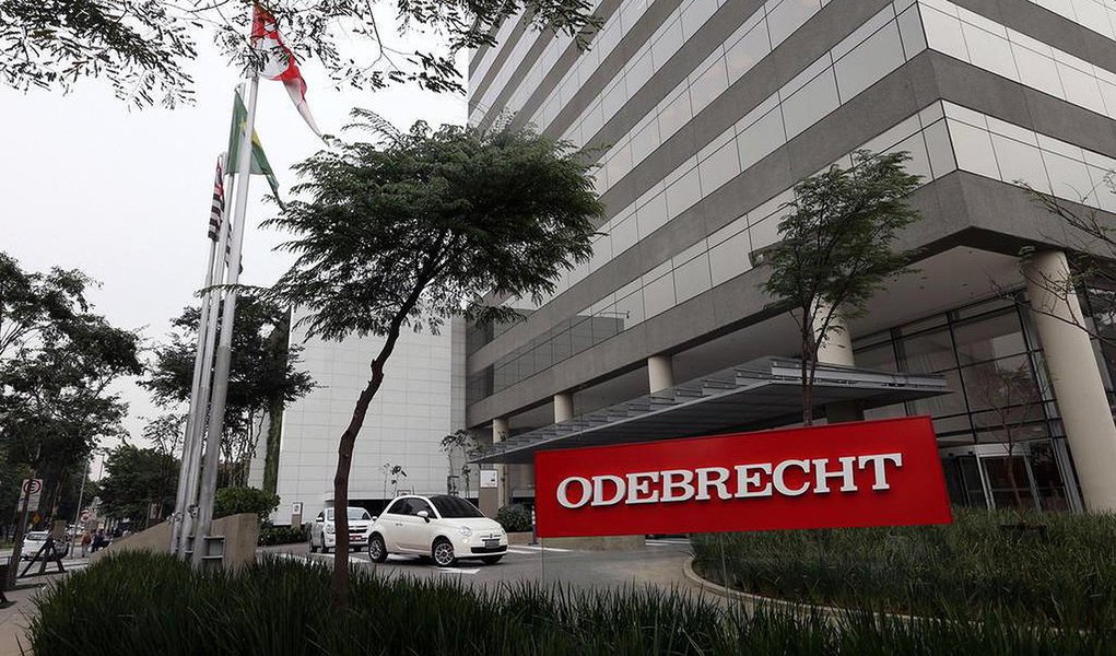 Acordo de leniência firmado pela Odebrecht com a Procuradoria Geral da República prevê o pagamento de multa de mais de R$ 7 bilhões; segundo o jornal Valor Econômico, além do pagamento bilionário dividido em ao menos quinze anos, a Odebrecht terá de fazer um pedido público de desculpas à nação; valor negociado pela PGR com o Grupo Odebrecht é de longe o maior já estabelecido quando comparado aos acordos firmados com Andrade Gutierrez (R$ 1 bilhão em doze parcelas anuais) e com a Camargo Corrêa (R$ 700 milhões em 10 anos)