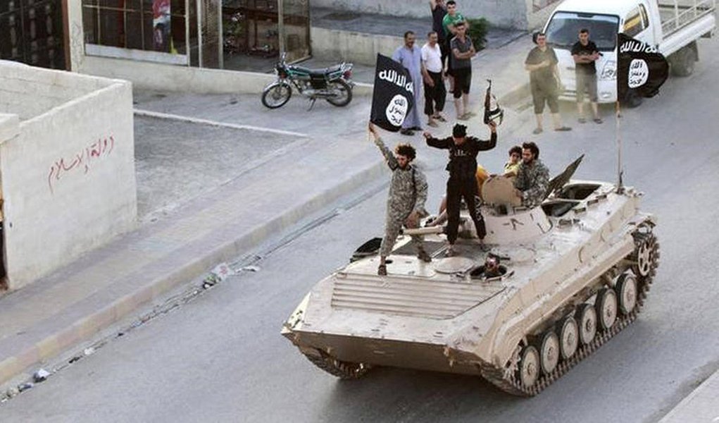 Militantes do grupo Estado Islâmico invadiram várias aldeias próximas às cidades de Al Bab e Manbij, na província síria de Aleppo, e sequestraram mais de 900 habitantes; jihadistas obrigaram um grupo de sequestrados a cavar trincheiras, enquanto utilizavam outros como escudo humano