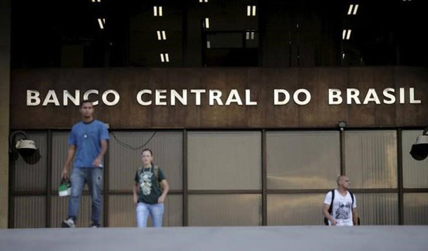 Banco Central indicou satisfação com o progresso nas perspectivas de desinflação da economia brasileira em ata do Comitê de Política Monetária (Copom), mas repetiu que o corte na taxa básica de juros dependerá de fatores que permitam maior confiança no alcance das metas para a inflação, em particular o alvo de 4,5%; "Não há fator que seja determinante por si só para as decisões de política monetária. Em outras palavras, nenhum dos fatores constitui condição necessária ou suficiente para uma flexibilização das condições monetárias", informou o BC