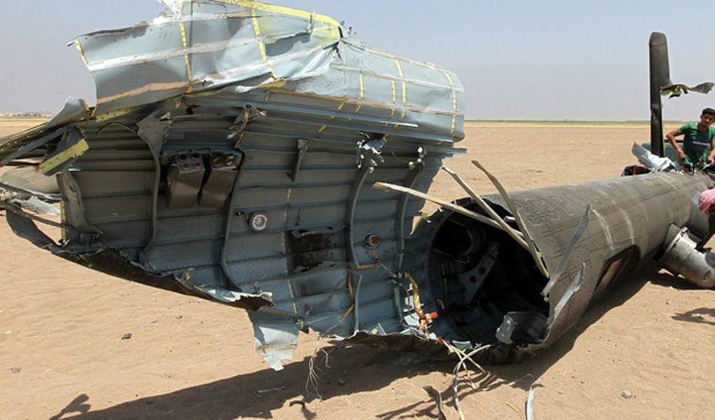 Helicóptero russo com cinco pessoas a bordo foi abatido hoje (1) na província síria de Idlib, informou o Ministério da Defesa da Rússia; "Em 1º de agosto, um helicóptero militar de transporte russo Mi-8 foi abatido a partir do solo durante o voo para a base aérea de Hmeimim depois da entrega de ajuda humanitária na cidade de Aleppo. Além da tripulação de três pessoas, seguiam a bordo dois oficiais do Centro Russo para Reconciliação Síria", diz o comunicado oficia