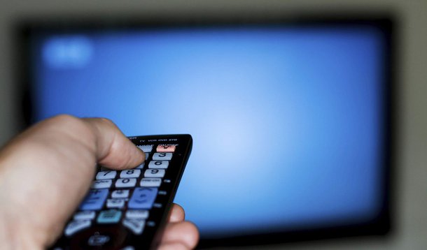 "O Brasil encerrou abril de 2016 com 18,91 milhões de contratos de TV por assinatura. Segundo a Anatel (Agência Nacional de Telecomunicações), o serviço está presente em 28,37% dos domicílios brasileiros. Um ano atrás, em abril de 2015, quando chegou ao seu pico, o país contava 19,76 milhões de assinantes, alcançando 29,90% dos lares", informa o jornalista Mauricio Stycer