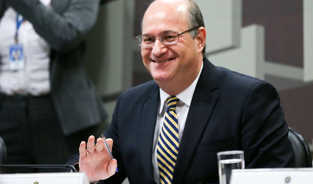 O plenário do Senado aprovou nesta terça-feira 7 o nome do economista Ilan Goldfajn para a presidência do Banco Central; a indicação recebeu 56 votos favoráveis e 13 contrários, a maior parte deles dos senadores de oposição que compunham a base do governo de Dilma Rousseff; foi registrada uma abstenção; a votação foi secreta; senador Lindbergh Farias (PT-RJ), um dos que votaram contra, se queixou da iniciativa do presidente interino Michel Temer de mudar o comando do Banco Central antes que o processo de impeachment seja concluído