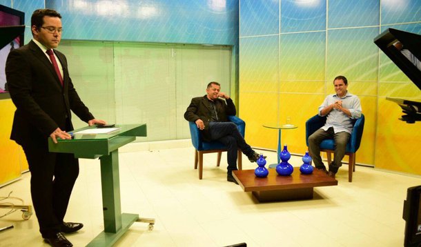 O prefeito de São Luís e candidato à reeleição, Edivaldo Holanda Junior (PDT), disse que não esconde seus parceiros políticos e acrescentou que não tem vergonha de apresentar seu pai, o deputado estadual Edivaldo Holanda (PTC); “Tenho muito amor pelo meu pai e respeito. Amo muito a minha família, agradeço a Deus pela esposa, pelas filhas que me deu. Tenho muito orgulho de poder ter o pai que tenho”, afirmou; “Meu campo político sempre foi ao lado de Jackson Lago, ao lado do governador Flávio Dino. Por tanto, nosso campo político sempre foi bem definido”