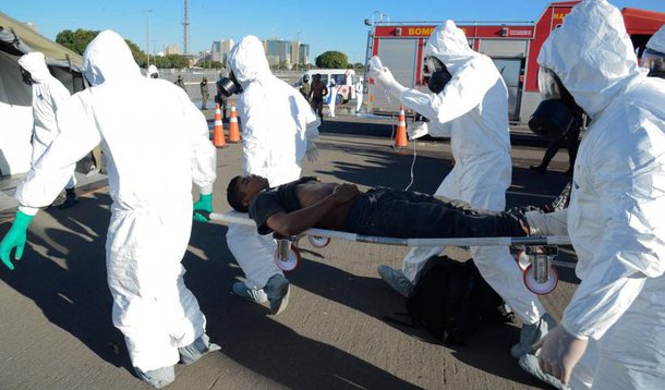 O Exército e integrantes das forças de segurança pública do Distrito Federal realizam operações que simulam diversas formas de ataques terroristas com vistas aos Jogos Olímpicos; além de militares, figurantes fazem as vezes de vítimas; a primeira simulação acontece no Estádio Nacional de Brasília Mané Garrincha, onde serão realizados dez partidas de futebol; está sendo feito um treinamento de evacuação de feridos, para coordenar os protocolos operacionais conjuntos em um quadro de acidente químico ou radiológico