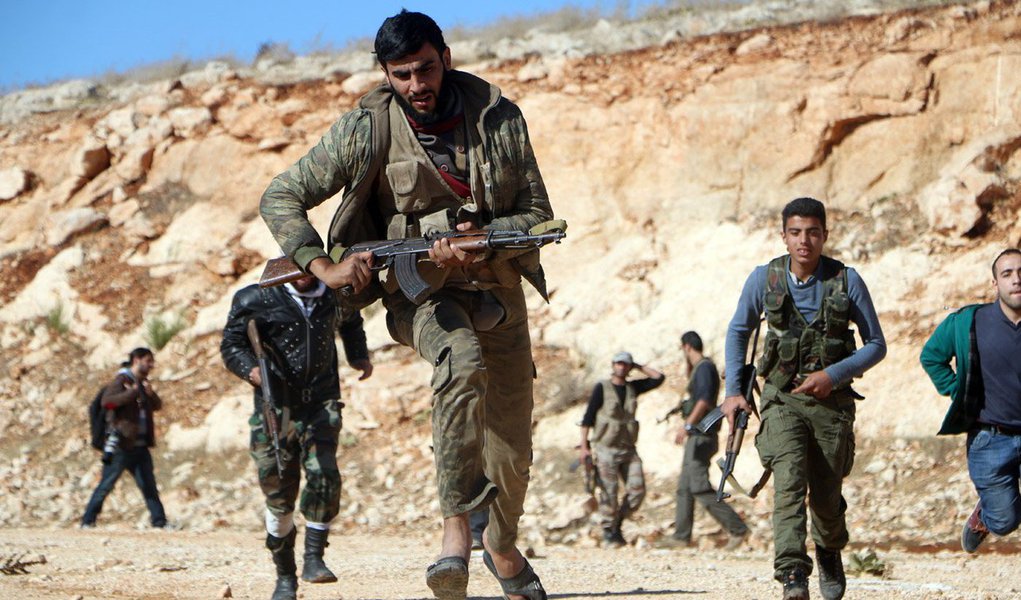 Aviões de guerra bombardeavam sem trégua o bastião rebelde no leste da cidade, em uma ofensiva apoiada pela Rússia que deixou as políticas de Washington para a Síria em frangalhos; em seu primeiro grande avanço na ofensiva, o Exército e seus aliados da milícia tomaram o controle do campo de refugiados palestinos de Handarat, a poucos quilômetros ao norte de Aleppo, mas forças rebeldes contra-atacaram ao cair da noite; rebeldes disseram ter recuperado parte ou toda Handarat, informação negada pelo comandante da milícia pró-Damasco; Observatório Sírio para Direitos Humanos disse que o combate ainda estava em andamento