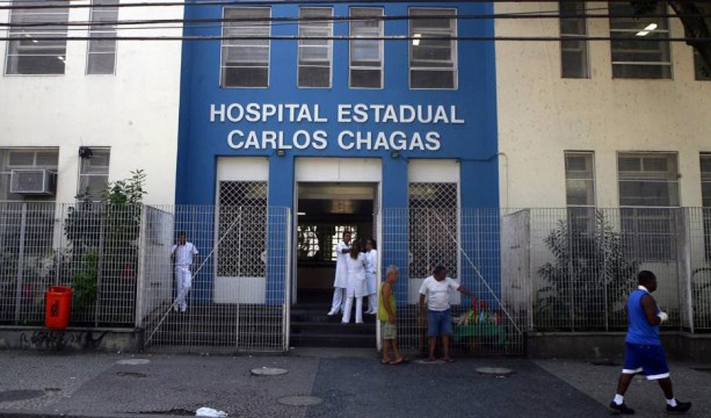 A Unidade de Terapia Intensiva (UTI) pediátrica do Hospital Estadual Carlos Chagas, em Marechal Hermes, zona norte da capital fluminense, foi afetada pela crise financeira do estado; segundo o presidente do Sindicato dos Médicos do Rio de Janeiro, Jorge Darze, crianças internadas na UTI teriam de ser transferidas para outros hospitais; a Secretaria Estadual de Saúde nega a informação e diz que o setor está funcionando normalmente