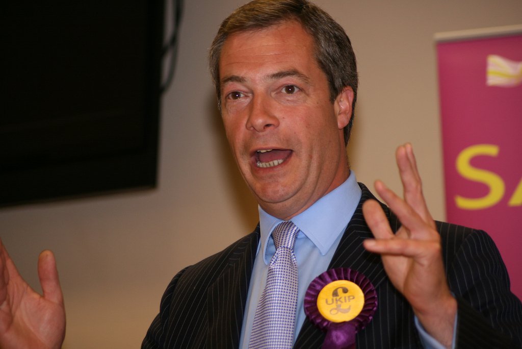 Líder do Partido pela Independência do Reino Unido (Ukip, na sigla em inglês) e uma das principais figuras na campanha pela saída da União Europeia (UE), Nigel Farage, anunciou que vai deixar o cargo dentro da legenda, fundada por ele; "A vitória da saída no referendo significa que minha ambição política foi alcançada", disse; "Durante a campanha, o que eu disse é que queria o meu país de volta. Agora digo que quero a minha vida de volta", completou