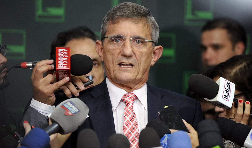 Proposta de Emenda à Constituição (PEC) que estabelece limite para o crescimento dos gastos públicos deve ter sua tramitação concluída na Câmara dos Deputados e ser enviada ao Senado até o fim de outubro, garantiu o relator da matéria na Câmara, deputado Darcísio Perondi (PMDB-RS); "Vamos votar nos dias 10 e 11 o primeiro turno (no plenário da Câmara)", disse, segundo ele, o segundo turno de votação da proposta deve ocorrer ainda em outubro, para ser encaminhada "na última semana" do mês para o Senado