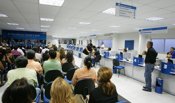 Segundo dados da Pesquisa Nacional por Amostra de Domicílios (Pnad) Contínua referentes ao trimestre encerrado em junho, 59,3 milhões de trabalhadores contribuíam mensalmente para a Previdência, 521 mil a menos do que no mesmo período do exercício anterior; esta diminuição do número de contribuintes resultou na queda de 6,3% da arrecadação; queda é atribuída ao crescimento do desemprego