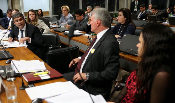 O senador Lindbergh Farias (PT) acusou a advogada Janaína Paschoal de usar a comissão do impeachment para se posicionar politicamente, evitando o debate jurídico em torno de eventual crime de responsabilidade que tenha sido cometido pela presidente Dilma Rousseff; o senador disse que advogada tinha sido contratada pelo PSDB e não estava ali por idealismo: "A senhora começou nesse processo por R$ 45 mil. Foi por isso que a senhora começou. Contratada pelo PSDB, sim. Agora é a idealista. Não venha com esta!”
 
 