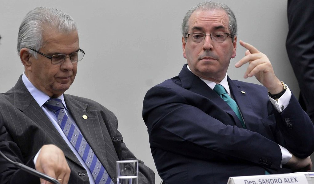 "Se for decretada, a prisão terá de ser referendada pelo plenário da Câmara. Adversários de Cunha dizem que já se formou no plenário da Câmara uma maioria folgada pró-cassação. Nessa versão, a oferta de renúncia ao comando da Casa teria chegado tarde demais. Pode ser. Mas não convém baixar a guarda. No Legislativo brasileiro, nada tem história e pouca gente tem biografia. Se permitirem que Cunha salve o mandato, ele acabará substituindo Paulo Maluf como símbolo da reabsolvição eterna", diz Josias de Souza
 