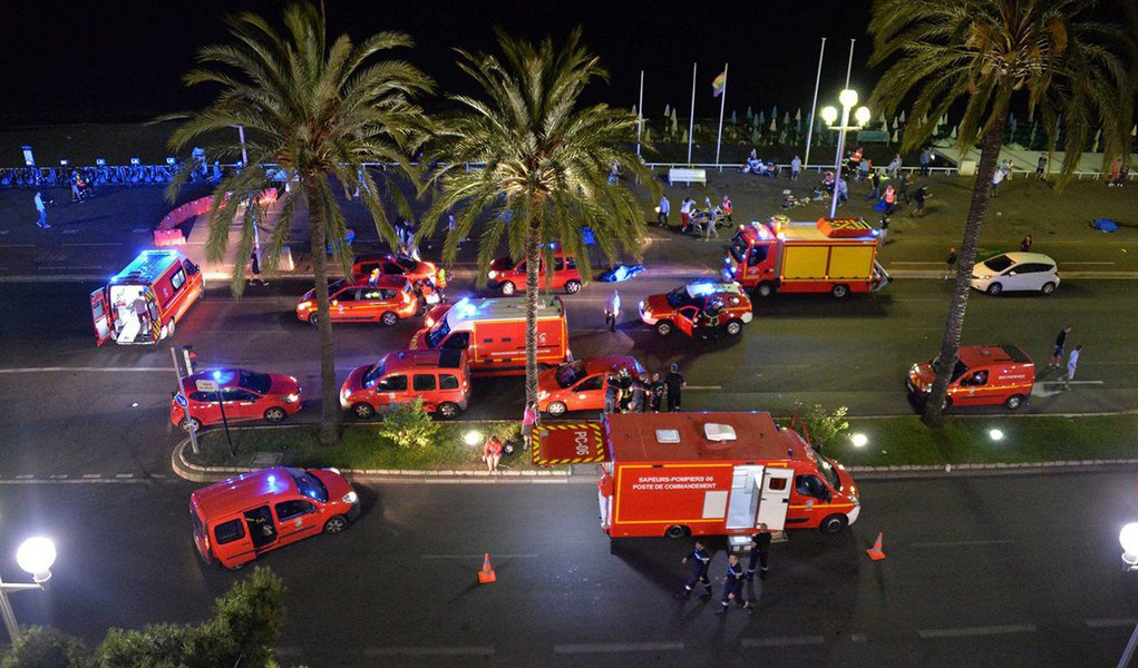 Autoridades italianas reforçaram o controle na fronteira com a França, após os trágicos acontecimentos de ontem (14) em Nice, quando mum caminhão atropelou e matou 84 pessoas que assistiam a um show de fogos de artifício; a polícia recebeu o apoio de militares nos postos de fronteira perto da cidade de Ventimiglia; "Recebemos informações de que os suspeitos poderiam fugir para Itália, mas neste momento não temos nenhuma evidência concreta" disse um porta-voz da polícia