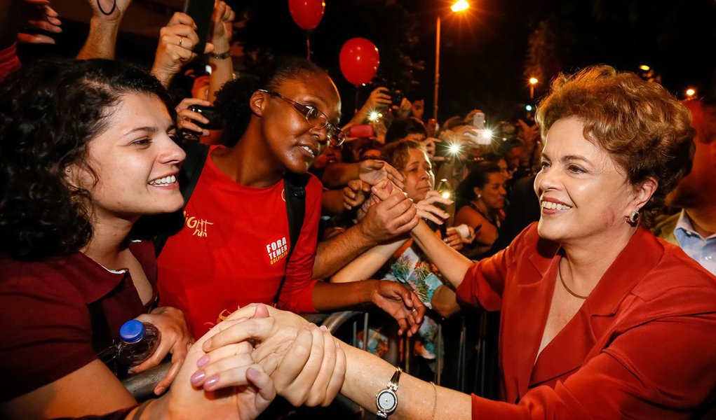 Defendida pela presidente Dilma Rousseff, a ideia de convocar eleições presidenciais até o fim do ano, num grande acordo para voltar ao cargo e lançar uma campanha pelas "diretas já", poderia virar pelo menos quatro votos no Senado para reverter o afastamento dela; o cálculo é de parlamentares do PT, segundo a colunista Mônica Bergamo
