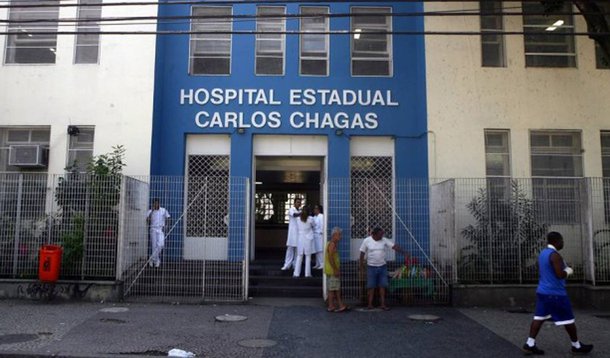 A Unidade de Terapia Intensiva (UTI) pediátrica do Hospital Estadual Carlos Chagas, em Marechal Hermes, zona norte da capital fluminense, foi afetada pela crise financeira do estado; segundo o presidente do Sindicato dos Médicos do Rio de Janeiro, Jorge Darze, crianças internadas na UTI teriam de ser transferidas para outros hospitais; a Secretaria Estadual de Saúde nega a informação e diz que o setor está funcionando normalmente