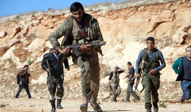 Aviões de guerra bombardeavam sem trégua o bastião rebelde no leste da cidade, em uma ofensiva apoiada pela Rússia que deixou as políticas de Washington para a Síria em frangalhos; em seu primeiro grande avanço na ofensiva, o Exército e seus aliados da milícia tomaram o controle do campo de refugiados palestinos de Handarat, a poucos quilômetros ao norte de Aleppo, mas forças rebeldes contra-atacaram ao cair da noite; rebeldes disseram ter recuperado parte ou toda Handarat, informação negada pelo comandante da milícia pró-Damasco; Observatório Sírio para Direitos Humanos disse que o combate ainda estava em andamento