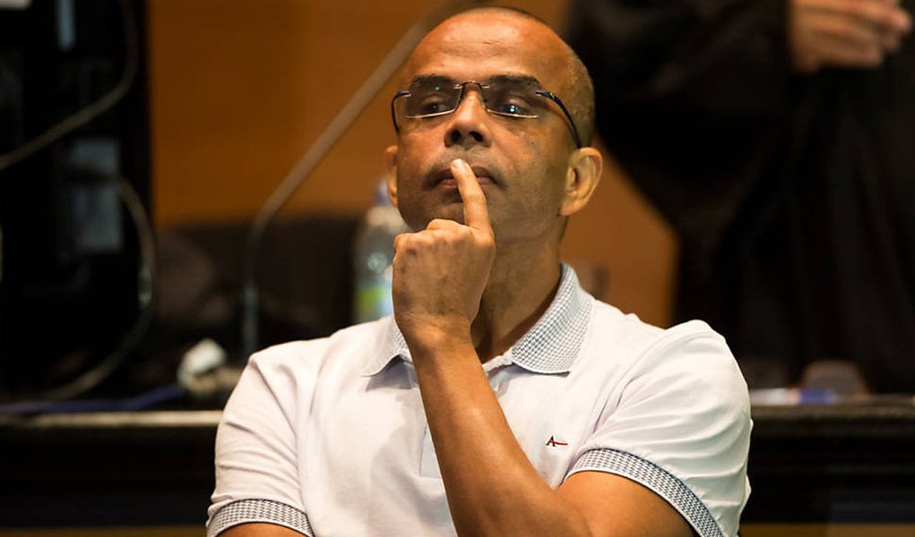 O traficante Luiz Fernando da Costa, o Fernandinho Beira-Mar, foi condenado pelo Conselho de Sentença do 2° Tribunal do Júri da Capital, do TJ-RJ, no crime de homicídio triplamente qualificado (motivo torpe, sem chances de defesa e com emprego de tortura) e por comandar a execução do estudante de informática Michel Anderson Nascimento dos Santos, de 21 anos; Beira-Mar recebeu a pena de 30 anos de prisão; o estudante foi morto, em agosto de 1999, na Favela Beira-Mar, em Duque de Caxias, na Baixada Fluminense após ser torturado, enquanto, da prisão, o traficante dava as ordens por meio de ligação telefônica