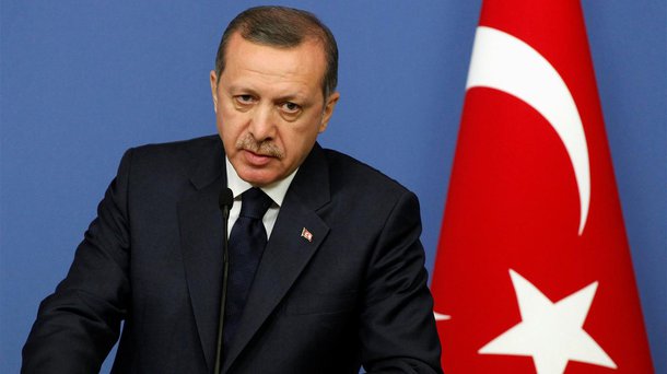 O presidente da Turquia, Recep Tayyip Erdogan, pediu neste sábado a extradição do clérigo muçulmano Fethullah Gülen, acusado de estar por trás da tentativa de golpe militar de ontem (15); 0 imã vive em exílio voluntário na Pensilvânia, nos Estados Unidos; Fethullah Gülen lidera o movimento que leva seu nome Gülen (ou Hizmet) e que se diz laico, mas prega uma versão moderada do islamismo; segundo Erdogan, membros do Hizmet estão infiltrados em todos os aparatos do Estado