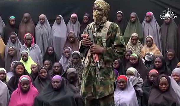 Há mais de 2 anos do sequestro de 276 garotas pelo grupo terrorista Boko Haram, em uma escola da cidade de Chibok, na Nigéria, 21 das estudantes foram libertadas pelos jihadistas; Segundo Garba Shehu, porta-voz do presidente nigeriano, Muhammadu Buhari, a libertação das meninas foi "resultado das negociações entre a [nossa] administração e os militantes islâmicos"