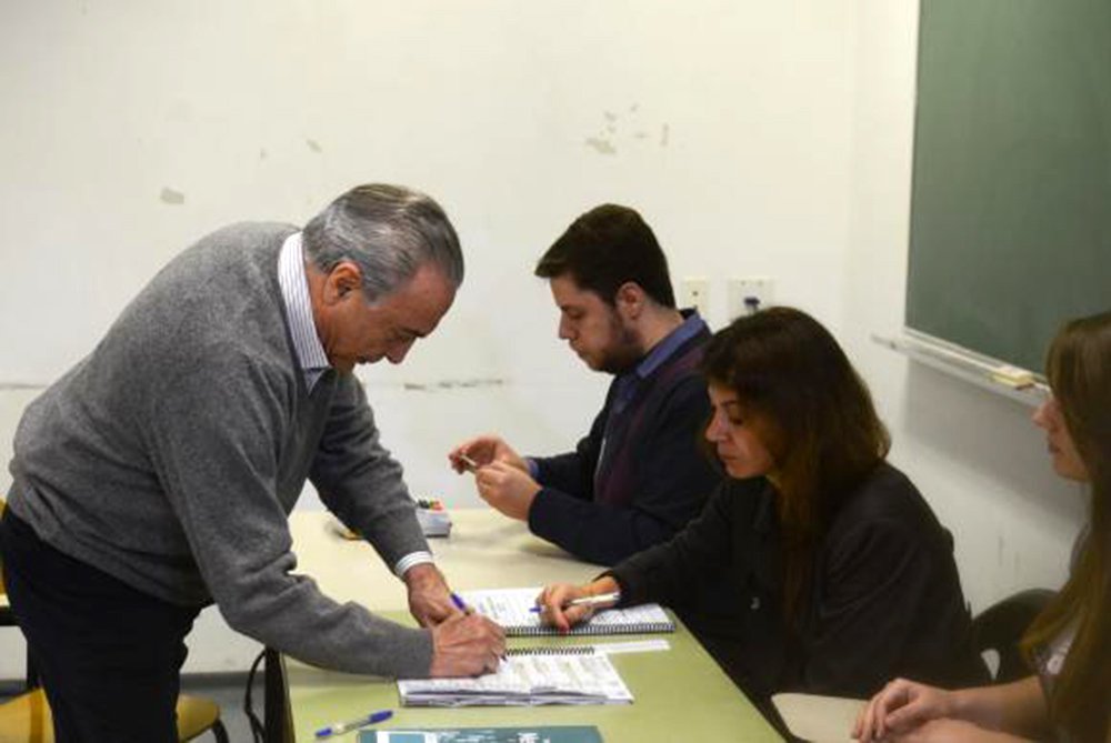 "Como Temer será citado nos livros de história daqui a 30 anos? Como aquele que, vice de uma presidente da República a traiu? Como aquele que aderiu a um movimento parlamentar para derrubar a presidente de quem era vice? Ou aquele que chegou para votar antes do horário oficial para escapar de um protesto estudantil na PUC hoje de manhã?", questiona o colunista Alex Solnik; "Cada historiador vai escolher o seu epíteto para definir Temer"