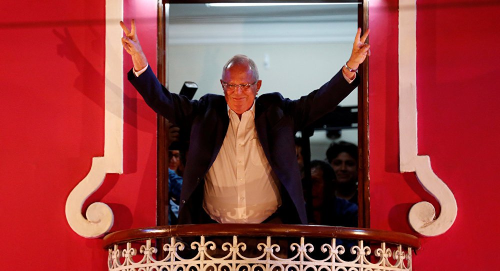 Ex-banqueiro em Wall Street (EUA), Pedro Pablo Kuczynski tornou-se oficialmente nesta quinta-feira, 28, o novo presidente do Peru, depois de prestar seu juramento de posse perante o Parlamento do país sul-americano; com 77 anos e formação liberal, tecnocrática e de centro-direita, o novo presidente prometeu um "crescimento não só econômico, mas também humano", bem como combater a corrupção e tornar o Peru um "país moderno"; ele foi primeiro-ministro do Peru entre 2005 e 2006