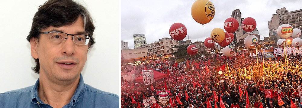 Para o presidente da Fundação Perseu Abramo, Márcio Pochmann, uma grande parcela da classe trabalhadora, cada vez mais assentada no setor de serviços, não se submete mais à hierarquia de organização tradicional, representada pelos sindicatos, associações e partidos; por outro lado, tem sido submetida a grau de precarização e exploração maior; "Não é que eles não podem se organizar, é que não se encontrou ainda uma forma pela qual isso possa ser mais facilmente superado", avalia Pochmann;  segundo ele, os trabalhadores tradicionais perdem participação no total das pessoas que vão às ruas em atos políticos como contra o impeachment