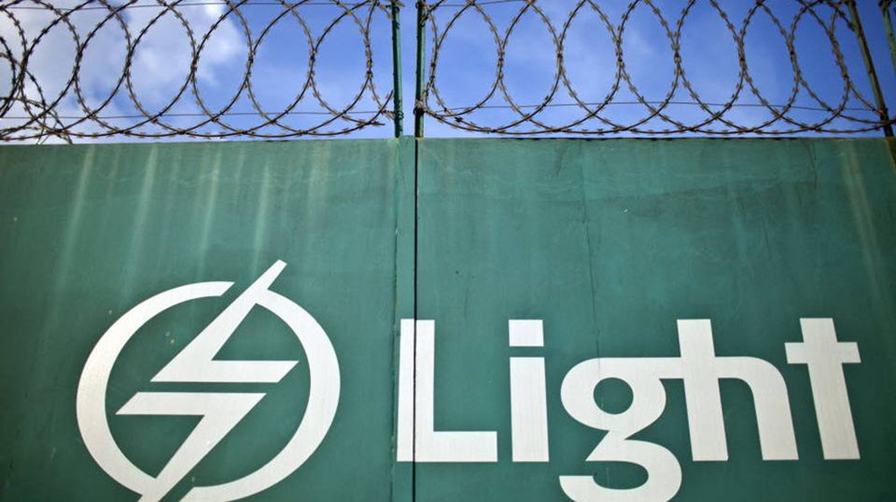 A companhia de energia elétrica Light, que atende a cidade do Rio e outros municípios no estado, foi autuada pelo Procon estadual por causa da explosão de um bueiro, que deixou oito pessoas feridas na Avenida Gomes Freire, na Lapa; o Procon argumentou na autuação que “as falhas na segurança na prestação do serviço ocorrem há muito tempo e vêm colocando os consumidores em risco”; segundo nota divulgada pelo Procon, “no mês passado outros três bueiros da Light, um no Centro e dois no Leblon, explodiram”