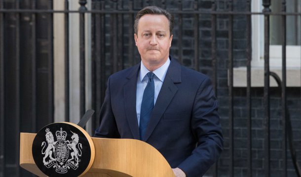 Em seu primeiro pronunciamento britânico depois da decisão da maioria da população do Reino Unido de deixar a União Europeia, o primeiro-ministro David Cameron defendeu que a Grã Bretanha não deve dar as costas à Europa nem ao resto do mundo; "O Reino Unido está disposto a abandonar a União Europeia, mas não devemos dar as costas à Europa nem ao resto do mundo", afirmou; Cameron foi enfático sobre o resultado do decisão; "Não pode haver dúvidas sobre o resultado. Estou certo, e o gabinete concordou nesta manhã, que a decisão precisa ser aceita"