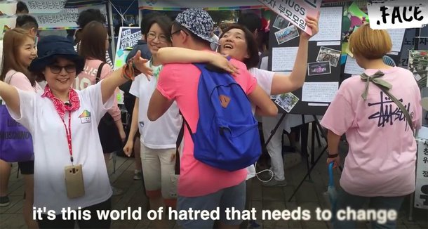 Vídeo tem comovido pessoas em todo o mundo; campanha quer levar à comunidade LGBT o carinho que, muitas vezes, é negado pela família