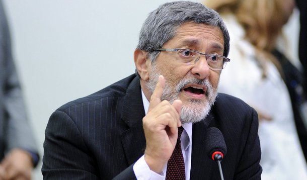 Ex-presidente da Petrobrás José Sérgio Gabrielli entrou com um recurso no Supremo Tribunal Federal pedindo o desbloqueio dos seus bens decretado pelo Tribunal de Contas da União por conta do prejuízo de US$ 792 milhões na compra da refinaria de Pasadena, nos Estados Unidos; a defesa afirma que Gabrielli “se encontra reduzido à condição de indignidade” e pede que ele possa sacar R$ 10 mil por mês de uma conta no Banco do Brasil enquanto a Corte não julgar o pedido