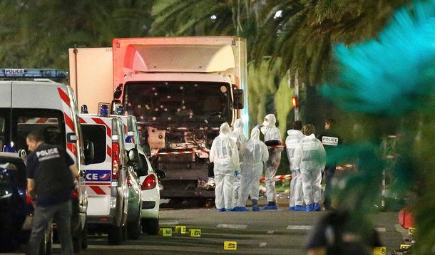 Documentos de identidade em nome de um franco-tunisiano de 31 anos foram encontrados no caminhão branco usado no ataque terrorista em Nice, que deixou mais de 84 mortos na comemoração de 14 de julho, na França; "O motorista do caminhão foi formalmente identificado como Mohamed Lahouaiej Bouhlel", diz o Twitter da agência francesa Nice-Matin; ele era conhecido da polícia francesa por crimes comuns, mas não pelos serviços de inteligência; investigadores tentam descobrir se ele agiu sozinho ou não e procuram potenciais cúmplices
 