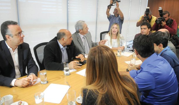 A Câmara Legislativa do Distrito Federal antecipou para esta terça-feira (19) a volta dos deputados que integram a CPI da Saúde para que eles possam apurar um suposto esquema de pagamento de propina no GDF; as gravações contêm diálogos com nomes importantes do alto escalão do governo, como o vice-governador Renato Santana e o ex-secretário de Saúde, Fábio Gondim; nas conversas, há referências a pagamentos de propinas no valor de 10% a 30% dos contratos firmados; o governador Rodrigo Rollemberg pediu abertura de investigações à Controladoria Geral