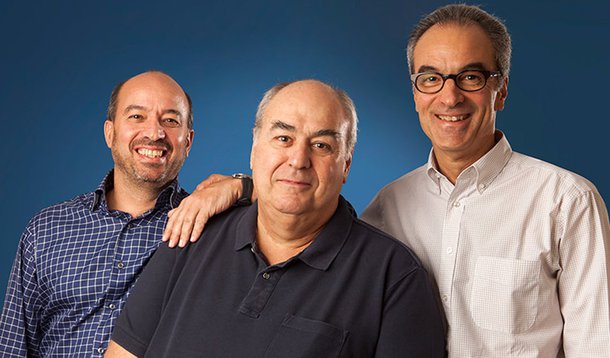 Em decreto publicado na segunda-feira (27) no "Diário Oficial da União", o Grupo Globo foi autorizado a realizar a "transferência indireta da concessão" de seus canais nas cidades de São Paulo, Rio de Janeiro, Belo Horizonte, Recife e Brasília; os irmãos Roberto Irineu, João Roberto e José Roberto Marinho "transferirão a seus herdeiros diretos a nua-propriedade da maioria das ações de emissão da Organizações Globo Participações, mantendo seu direito de voto na sociedade"