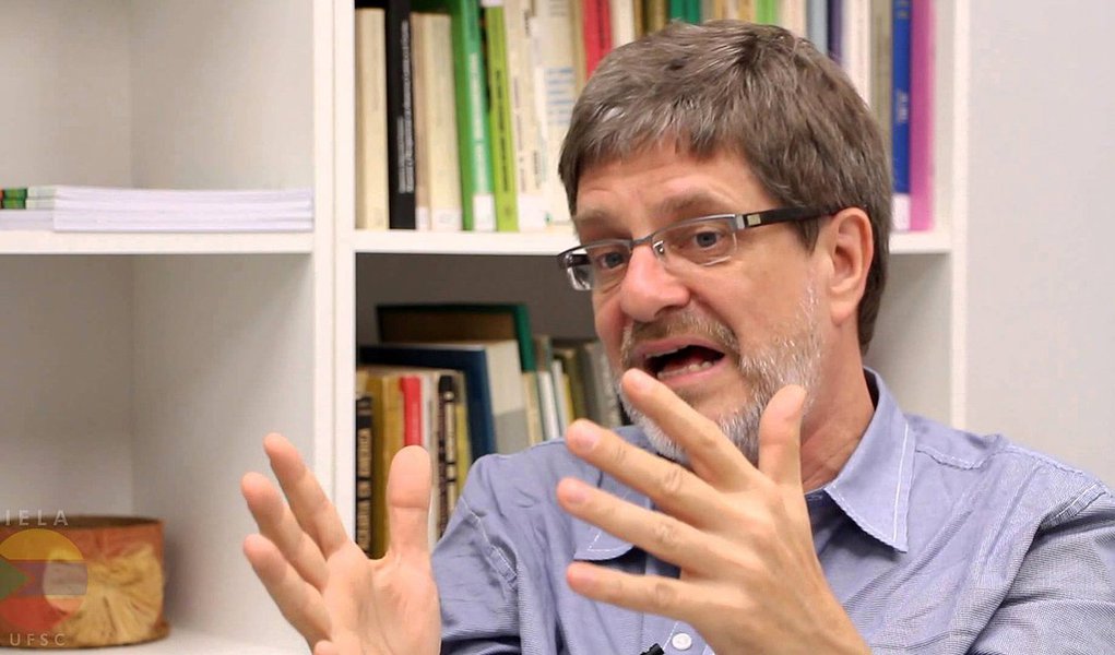 Reitor da Universidade Federal do Rio de Janeiro, Roberto Lehrer, mostra didaticamente como a PEC 241 vai ter o efeito de uma bomba de nêutrons na educação pública brasileira; "Como o Estado deixaria de financiar as universidades públicas, teríamos um peso crescente do custeio feito pelos próprios estudantes. O que é uma aberração em termos dos princípios constitucionais e republicanos", diz; assista ao vídeo do Conexão UFRJ