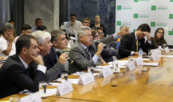 A prévia do projeto da Lei Orçamentária Anual (LOA) de 2017 foi apresentada ao governador de Brasília, Rodrigo Rollemberg; o levantamento inclui a estimativa das despesas e das receitas de cada projeto a ser desenvolvido pela administração pública no exercício financeiro seguinte; para o ano que vem estão previstos, por exemplo, investimentos de R$ 488 milhões do Programa de Aceleração de Crescimento (PAC), R$ 187 milhões para obras de habitação e R$ 94 milhões para ampliação de rodovias