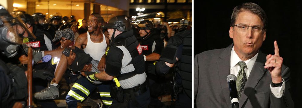 Após uma segunda noite de protestos violentos em razão da morte de um homem negro pela polícia, governador Pat McCrory, decidiu decretar estado de emergência Charlotte, principal cidade do estado da Carolina do Norte, nos Estados Unidos, e solicitar ajuda de tropas federais;  Os manifestantes jogaram garrafas e pedras na polícia, em carros, em casas e lojas; polícia respondeu atirando balas de borracha, spray de pimenta e gás lacrimogêneo; dezenas de pessoas foram presas