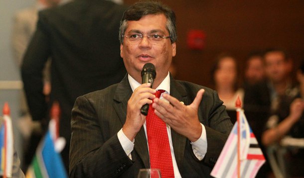 Governador do Maranhão, Flávio Dino (PCdoB), avalia que "um pacto, entendimento e novas eleições, é o único cenário para rapidamente superarmos a crise política" vivenciada hoje no Brasil; "Se não for isso, provavelmente vamos ficar caminhando nessa agenda policial e com o sistema político em destroço até 2018, o que é um preço muito alto para a população brasileira pagar", acrescenta; para ele, a Operação Lava Jato tem o mérito de destruir relações políticas viciadas, mas não consegue construir novas relações políticas, porque não é papel da polícia, do Ministério Público ou do Judiciário, e sim dos políticos e da sociedade; é preciso "tentar refundar a política no Brasil", defende