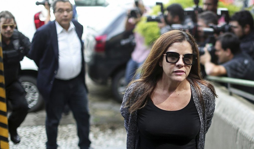 A defesa da empresária Mônica Moura, mulher do marqueteiro João Santana, entrou com pedido de liberdade no STF; o pedido foi feito após Mônica admitir, em depoimento perante o juiz federal Sérgio Moro, que o casal recebeu US$ 4,5 milhões de caixa 2 no exterior, referentes a uma dívida da campanha presidencial do PT nas eleições de 2010; Mônica e o marido estão presos há cinco meses, em Curitiba, após investigações da Operação Lava Jato; devido ao período de recesso do STF, a petição foi encaminhada do presidente da Corte, Ricardo Lewandowski