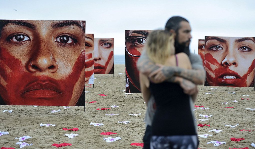 A Organização Não Governamental (ONG) Rio de Paz promove, durante todo dia, um ato público na praia de Copacabana, zona sul do Rio. É para denunciar e repudiar abusos sexuais sofridos por mulheres; na manifestação, 420 calcinhas, doadas pela empresa DuLoren, estão estendidas na areia, representando a quantidade de mulheres estupradas a cada 72 horas no Brasil; por ano, são 50 mil. Uma exposição com 20 fotos de mulheres está sendo vista pelo público; o fundador da ONG Rio de Paz, Antônio Carlos Costa, disse que o número de 50 mil casos de estupros se refere apenas aos que foram notificados