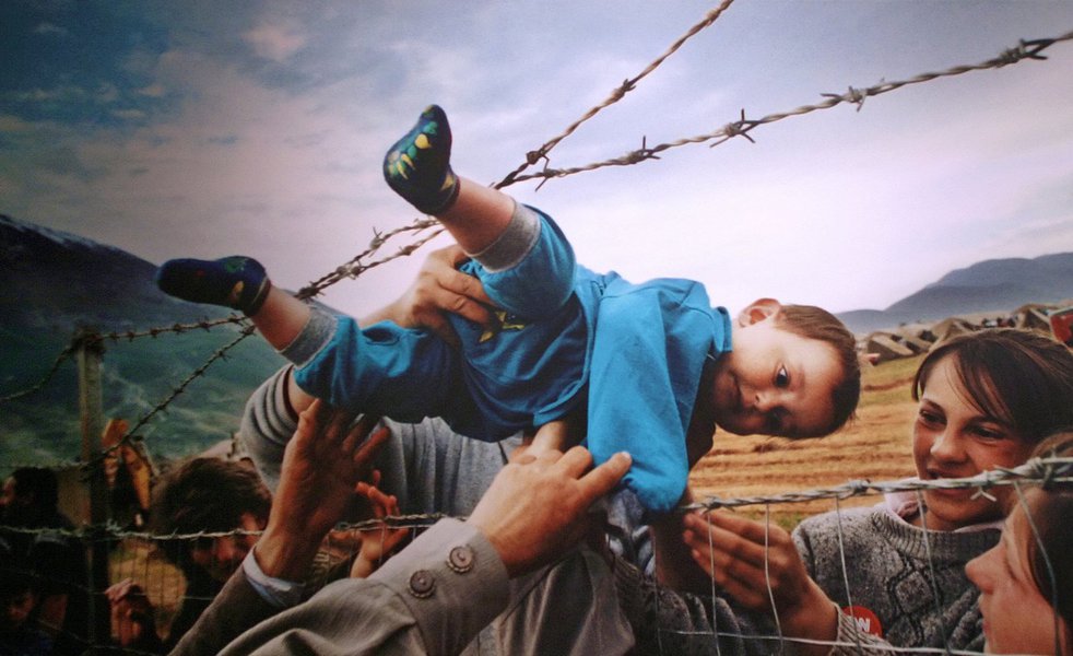 O relatório Tendências Globais, da Acnur, informa que, dos 65,3 milhões de refugiados existentes em 2015, 3,2 milhões se encontravam em países industrializados aguardando solicitações de refúgio. Cerca de 21,3 milhões de refugiados estavam em outras regiões ao redor do mundo e 40,8 milhões foram forçados a fugir de suas casas, mas continuam dentro das fronteiras de seus próprios países